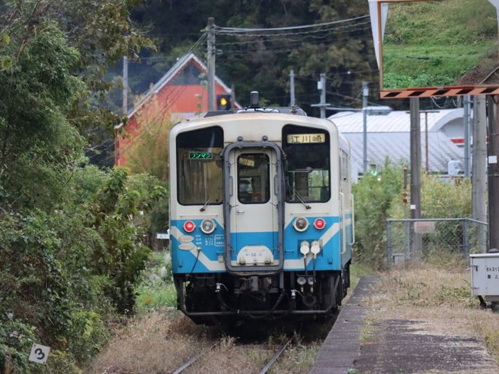 All About ニュース編集部が全国250人を対象に実施した「難読駅名に関するアンケート」の調査結果から、読むのが難しいと思う「愛媛県の駅」ランキングを発表！ 2位「務田」を抑えた1位は？