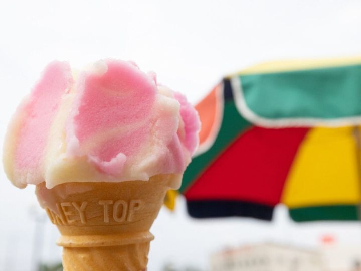 All About ニュース編集部が全国250人を対象に実施した「お土産に関するアンケート」の調査結果から、話のネタになりそうな「秋田県のお土産」ランキングを発表！ 2位「ババヘラ・アイス（進藤冷菓）」を抑えた1位は？※画像はイメージです