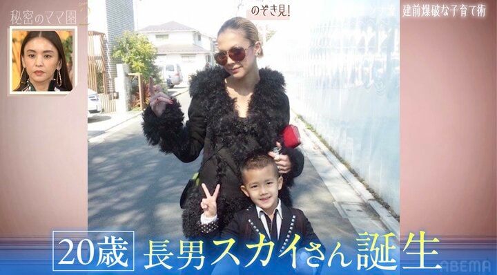 【写真・画像】「5年前に一軒家を購入」4児の母・土屋アンナ（42）、自宅リビングで娘たちがローラースケート「うちは広さもあるし」 2枚目