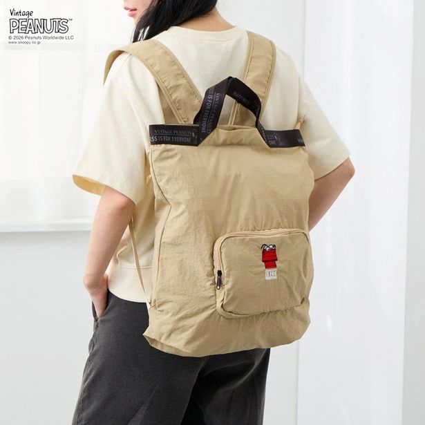 リュックとして背負うとこんな感じ。肩に優しい7センチ幅のワイドショルダーで長時間でも快適