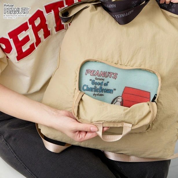 前面ポケットを開くと、PEANUTSのコミックアートが現れるうれしい仕掛け