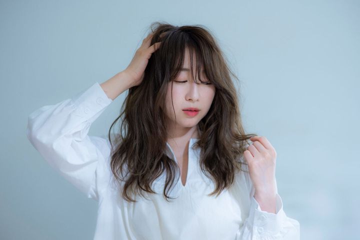 朝、やっかいな寝ぐせをすぐに直すには？（画像はイメージ）