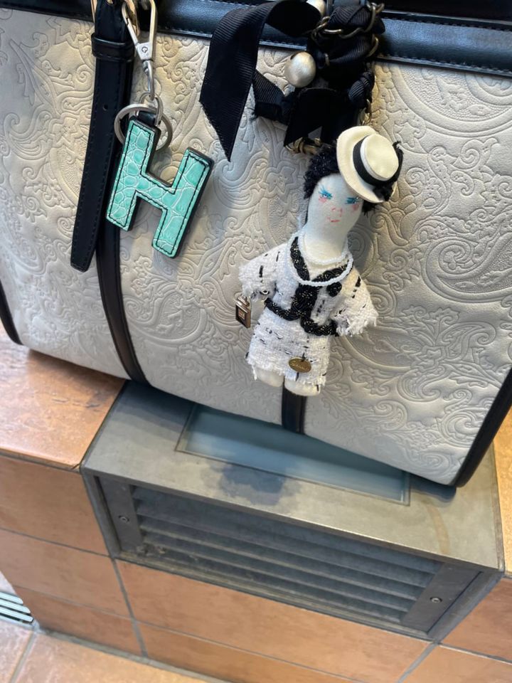 「お気に入りの『デモデ』のチャームはCHANELとのコラボレーションアイテム。イニシャルチャームと共に、シンプルなバッグに遊び心をプラスしてたのしんでいます」