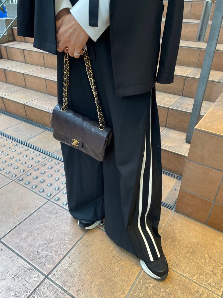 「サイドラインパンツも、ジャケットと合わせることでこなれた印象に。動きやすく、シルエットも今っぽさを出してくれます。スニーカーは『トリーバーチ』。程よい厚みのあるソールのおかげでスタイルアップ効果も！」