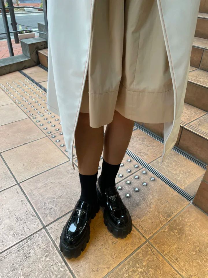 「『PRADA』のローファーはエナメル素材で、らくちんなのにツヤっと華やか。程良いソールの高さでスタイルアップしてくれます」