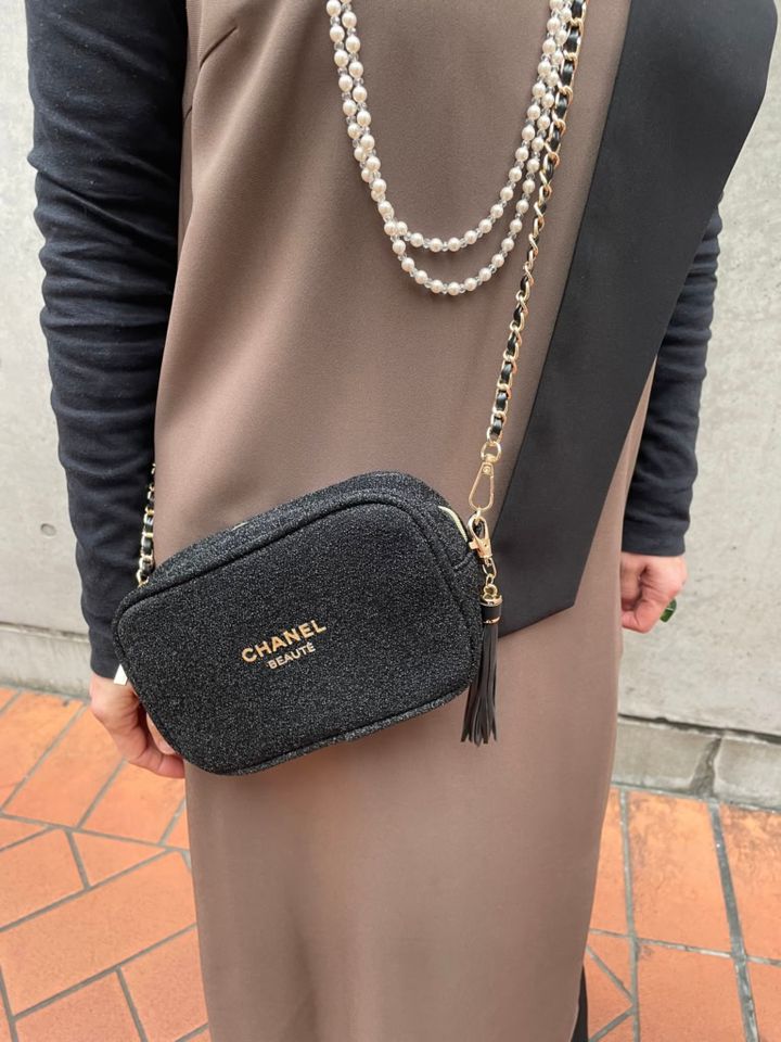 「『シャネル』のチェーンバッグはコンパクトなので、かけているだけで華やかになり、アクセ感覚でおしゃれのポイントに」