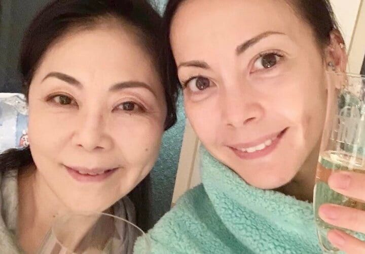 【写真・画像】「保護者会に黒ずくめ＆サングラスで出席」土屋アンナ、昨年他界した母の“教育スタイル”を回顧「シングルでミックスの子を育てるって叩かれやすいから…」 1枚目