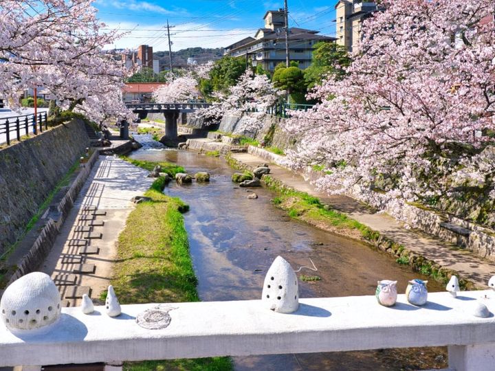 All About ニュース編集部が全国250人を対象に実施した「桜の名所に関するアンケート」の調査結果から、島根で行ってみたい＆好きな桜の名所ランキングを発表！ 2位「玉造温泉」を抑えた1位は？