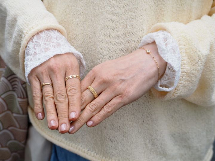 ゴールドのリングを重ねづけ