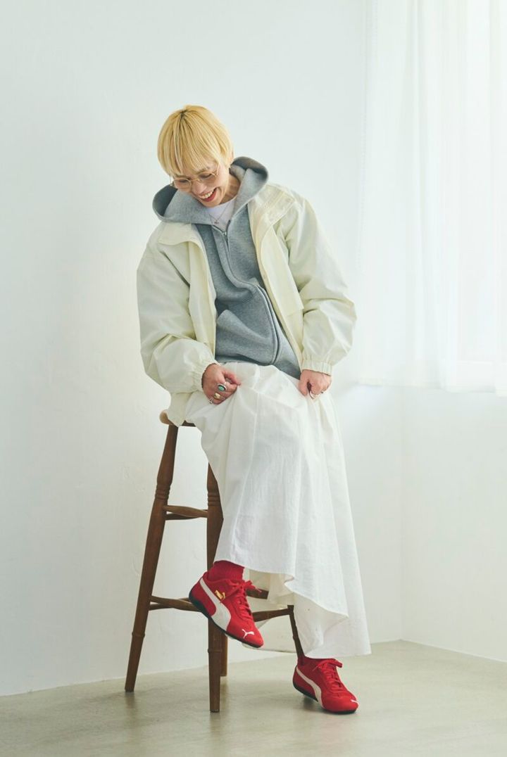 オールホワイトに映える真っ赤なスニーカーとソックス