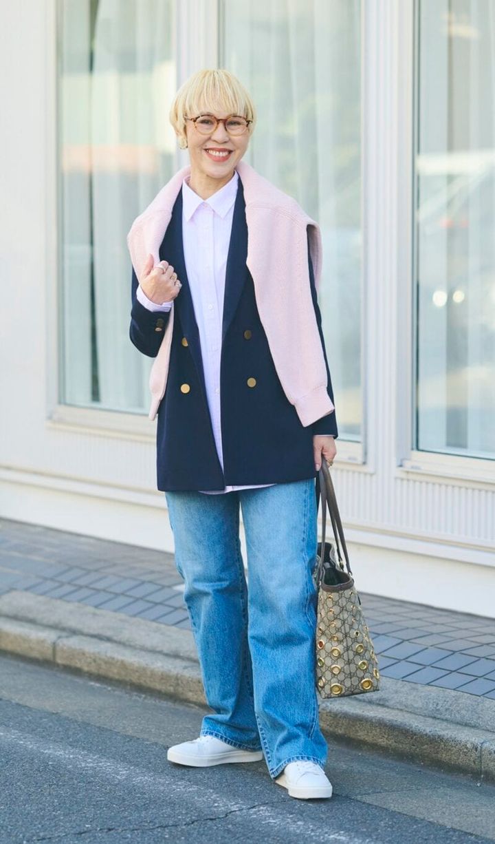 スニーカーとデニムなら、ジャケットでキレイめに