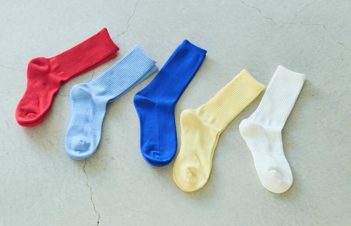 カラバリ豊富でスニーカーに合わせやすい、GUのリブパイルクルーソックス