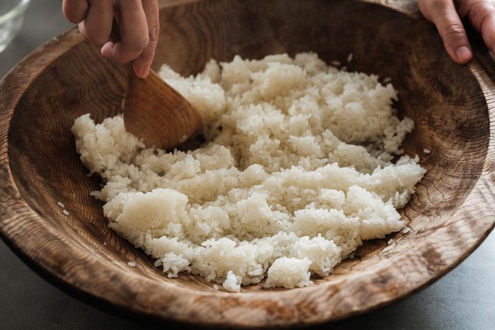 ご飯と酢を混ぜる