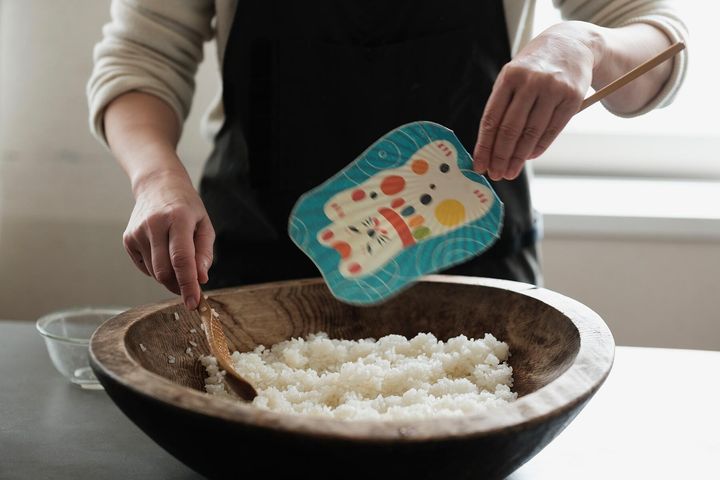 ご飯と酢を混ぜる