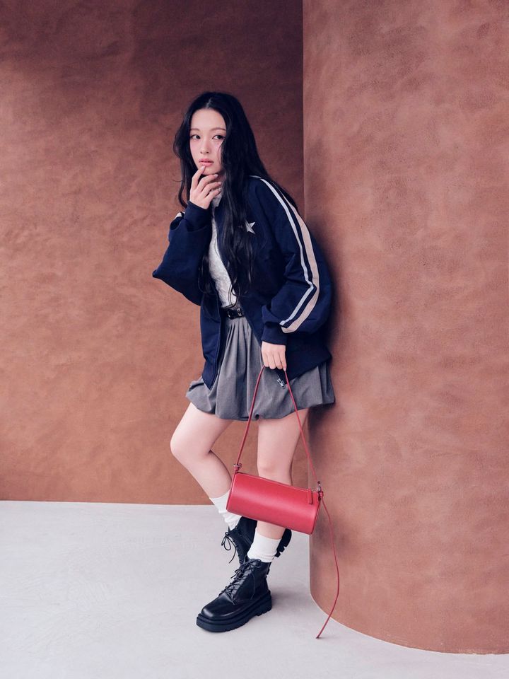 レーストップスにバルーンスカートでつくるスウィート流スポーツミックススタイルのルック。