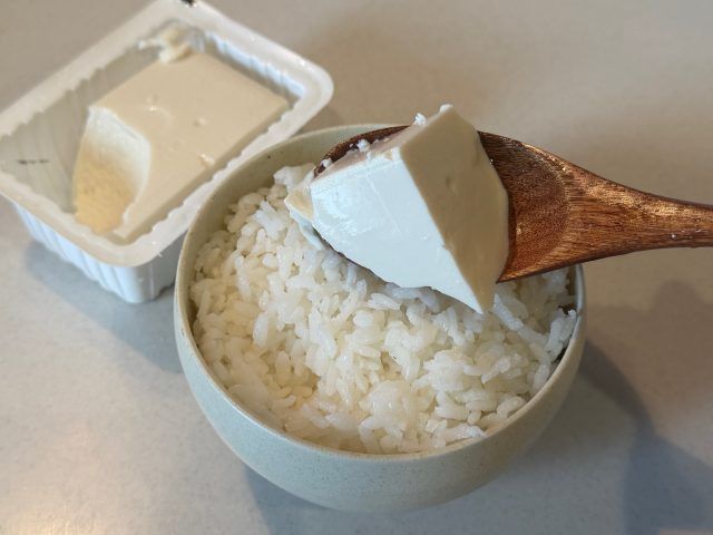 ごはんの上に豆腐をのせる