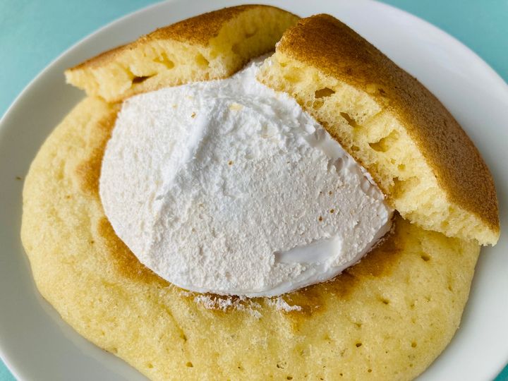 「150円とは思えない！」「ほんとうにたっぷり！」【セブン】「北海道牛乳のたっぷりホイップパンケーキ」