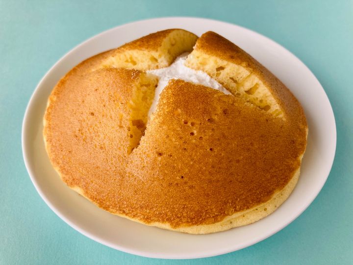 「150円とは思えない！」「ほんとうにたっぷり！」【セブン】「北海道牛乳のたっぷりホイップパンケーキ」