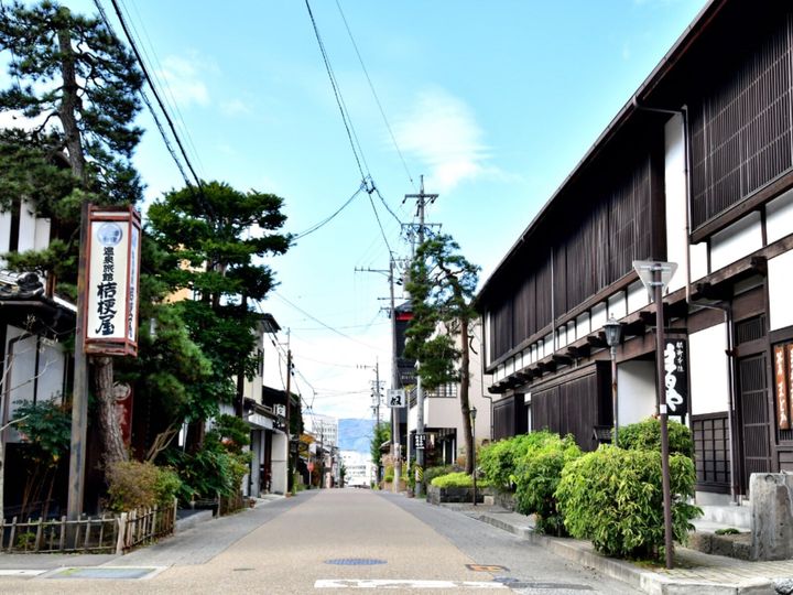 長野県の「下諏訪温泉」は、中山道と甲州街道が合流する宿場町として栄えた歴史ある温泉地です。江戸情緒が今なお残り、町内には10カ所もの公衆浴場が点在しています。豊富な湯量と歴史ある街歩きを楽しめる「神話と伝説の湯」として親しまれています。