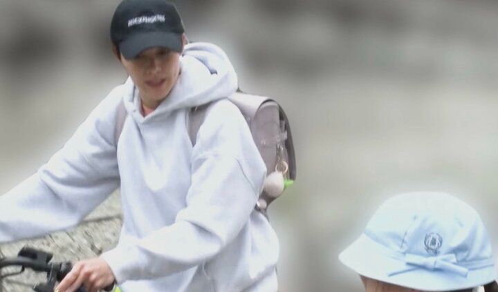 【写真・画像】「朝ごはんを食べさせながら、娘の髪をくくり…」4児の母・土屋アンナ（42）の朝の風景に共感の声「わかる～！うちも！！」 2枚目