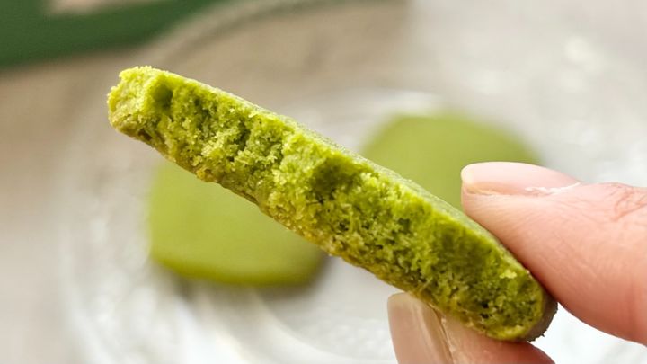 抹茶ならではの渋みとほろ苦さが贅沢！【ファミマ】のサクサククッキー