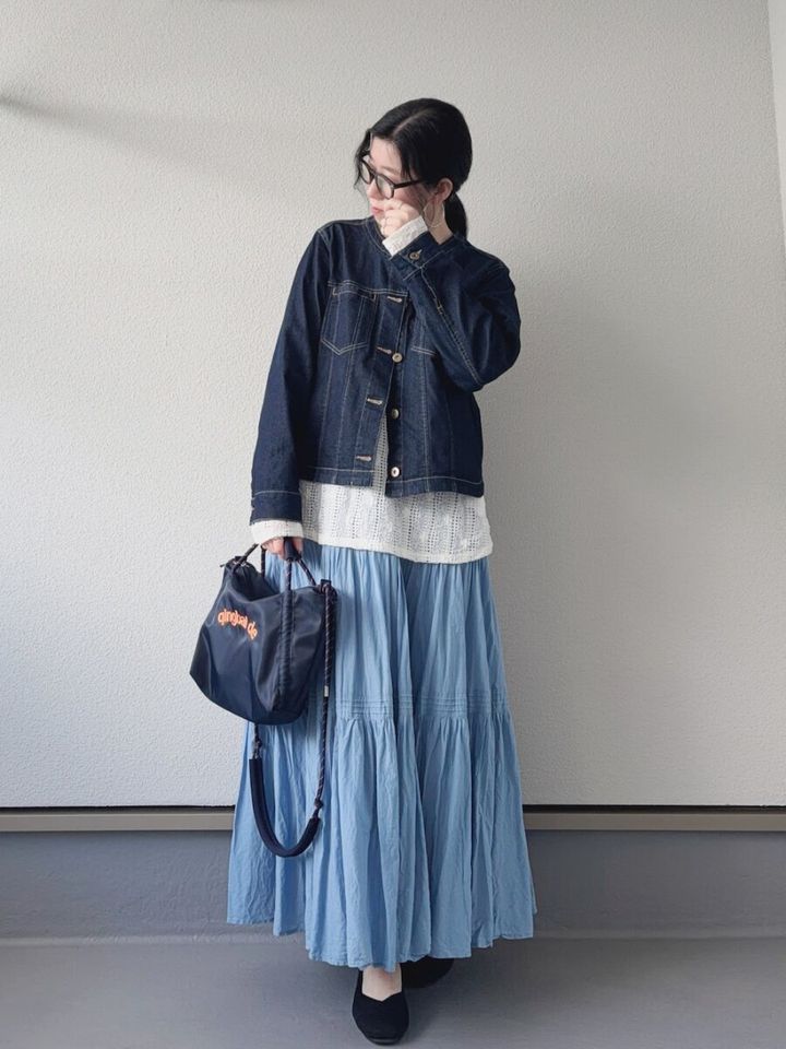 2026春大人女性おすすめデニムジャケットブルーロングスカートコーデ
