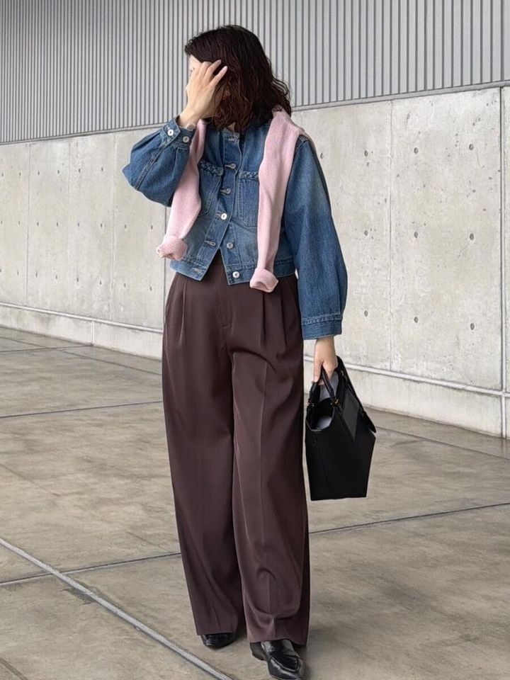 2026春大人女性おすすめデニムジャケットピンクニット肩掛けコーデ