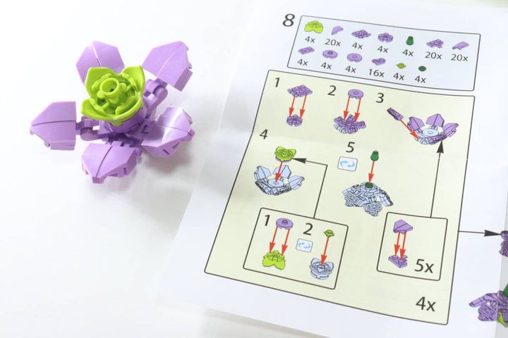 ダイソーのブロック（すみれ）の花