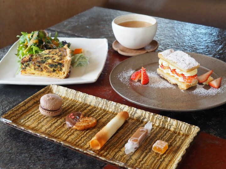 玉川上水の遊歩道を抜けて。鷹の台の隠れ家カフェ「いずん堂」で出会う、旬野菜のキッシュと贅沢おやつ