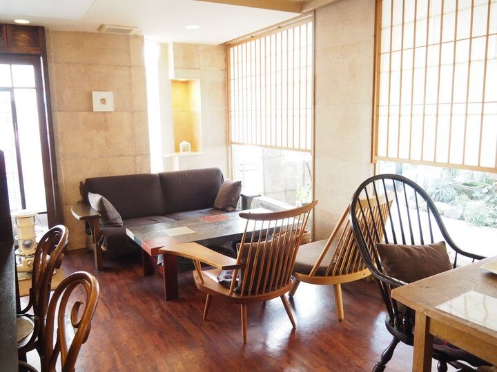 玉川上水の遊歩道を抜けて。鷹の台の隠れ家カフェ「いずん堂」で出会う、旬野菜のキッシュと贅沢おやつ