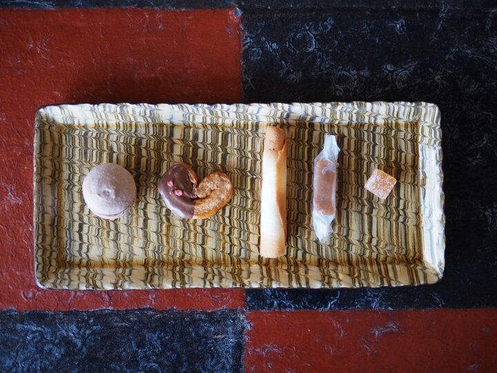 玉川上水の遊歩道を抜けて。鷹の台の隠れ家カフェ「いずん堂」で出会う、旬野菜のキッシュと贅沢おやつ