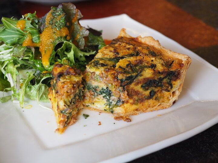 玉川上水の遊歩道を抜けて。鷹の台の隠れ家カフェ「いずん堂」で出会う、旬野菜のキッシュと贅沢おやつ