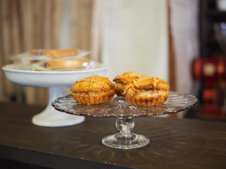 玉川上水の遊歩道を抜けて。鷹の台の隠れ家カフェ「いずん堂」で出会う、旬野菜のキッシュと贅沢おやつ