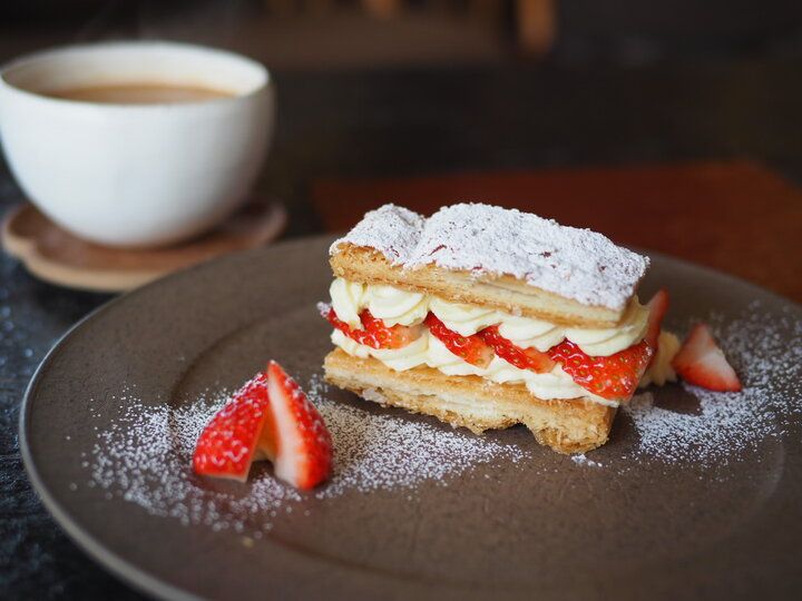 玉川上水の遊歩道を抜けて。鷹の台の隠れ家カフェ「いずん堂」で出会う、旬野菜のキッシュと贅沢おやつ
