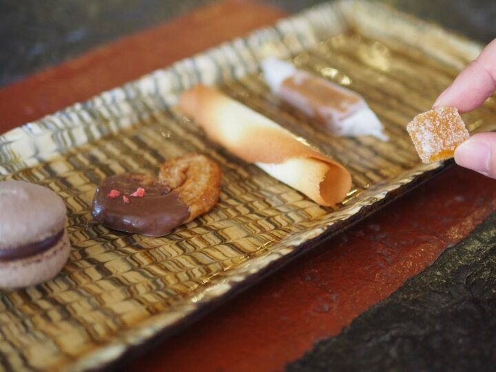 玉川上水の遊歩道を抜けて。鷹の台の隠れ家カフェ「いずん堂」で出会う、旬野菜のキッシュと贅沢おやつ