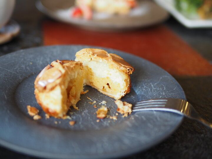 玉川上水の遊歩道を抜けて。鷹の台の隠れ家カフェ「いずん堂」で出会う、旬野菜のキッシュと贅沢おやつ