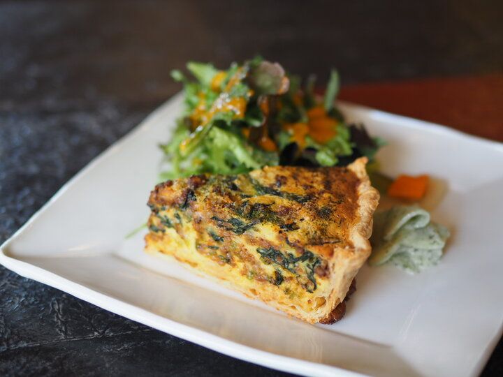 玉川上水の遊歩道を抜けて。鷹の台の隠れ家カフェ「いずん堂」で出会う、旬野菜のキッシュと贅沢おやつ