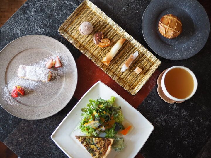 玉川上水の遊歩道を抜けて。鷹の台の隠れ家カフェ「いずん堂」で出会う、旬野菜のキッシュと贅沢おやつ