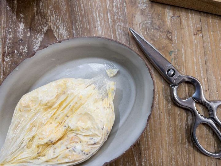 卵サラダが入ったアイラップを器に置きハサミを添えた俯瞰写真