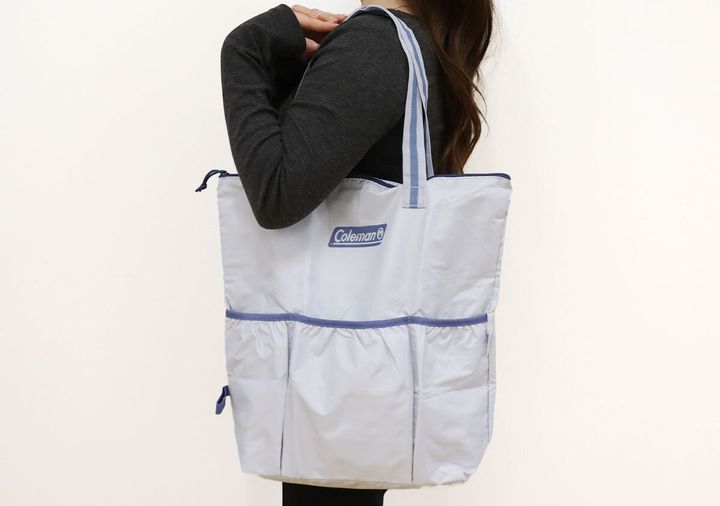 宝島社雑誌付録のInRed5月号増刊のコールマンの3つの外ポケットが便利！内側シルバーの撥水加工バッグ2