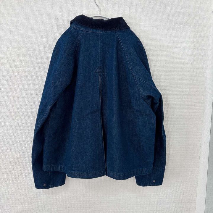 ユニクロ ユーティリティショートジャケットデニム 背面Aラインシルエット