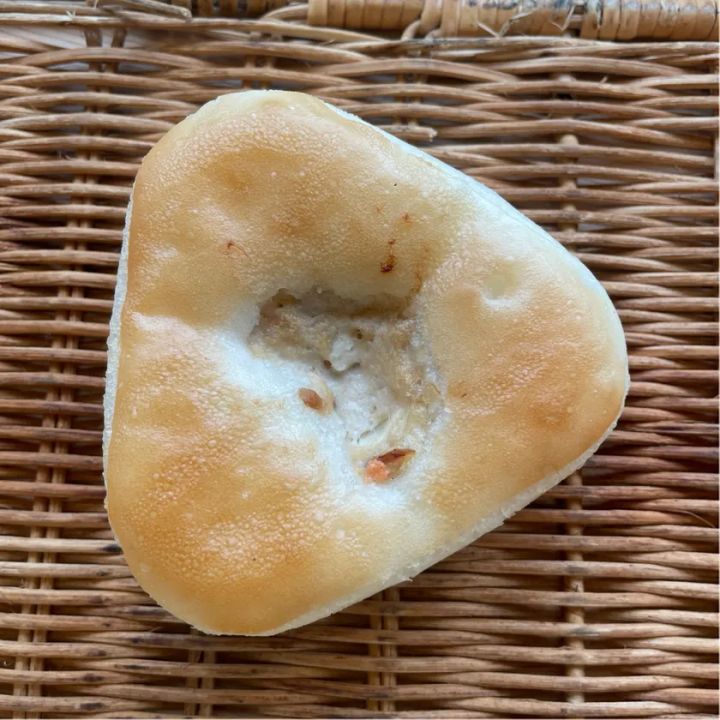 手に持ったあいみパンの米粉おむすびパン