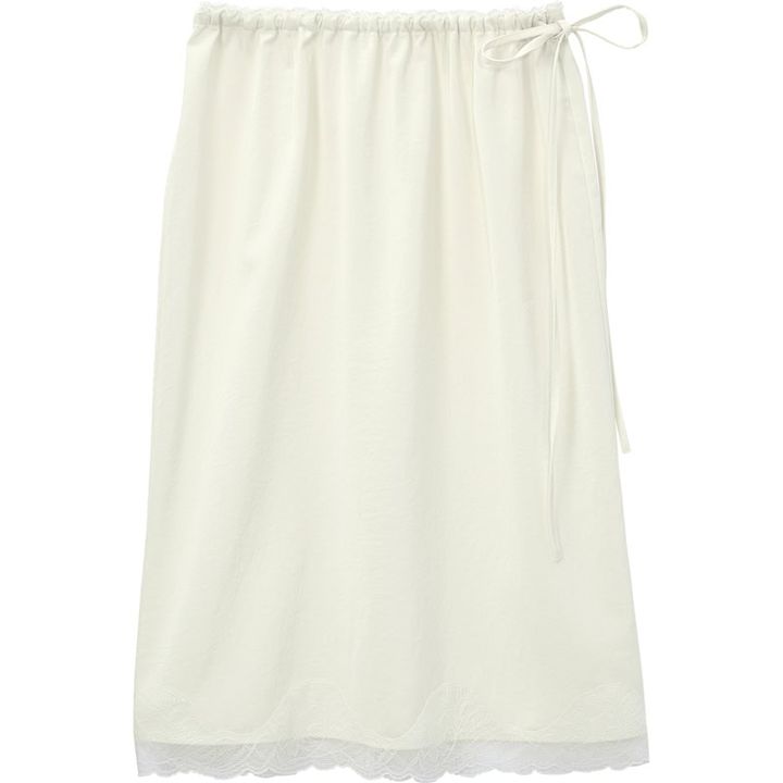 上品な透け感を実現する繊細な裾レースが魅力。スカート￥13,200（シップス／シップス インフォメーションセンター）