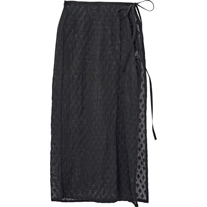 カジュアルボトムに投入しやすい甘さ控えめのブラックカラー。ラップスカート￥20,900（RHC／RHC ロンハーマン）