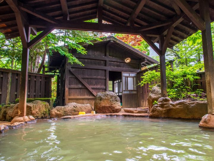 岐阜県高山市の「奥飛騨温泉郷」は、北アルプスの麓に位置する平湯・福地・新平湯・栃尾・新穂高の5つの温泉地の総称です。豊富な湧出量と露天風呂数が自慢です。四季折々の絶景も楽しむことができ、訪れる人々を「日本のふるさと」へと誘います 。