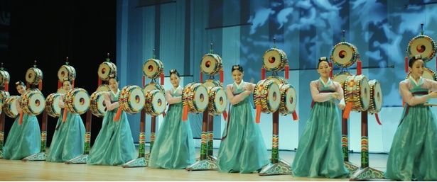 【写真を見る】華やかな衣装をまとい整列する少女たち [c]2023 TWOMEN FILM ALL RIGHTS RESERVED.