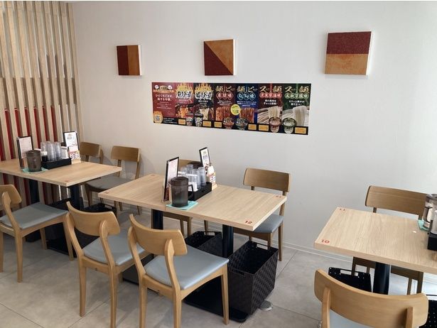 関東各地に店舗を拡大予定で今後の展開が楽しみだ。壁に飾られた絵には本物の唐辛子が使われている