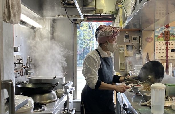 4代目・古室さんが店を切り盛り。店を出るときに「いってらっしゃい！」と声をかけてくれるなど、ホスピタリティの高さを感じる一幕も