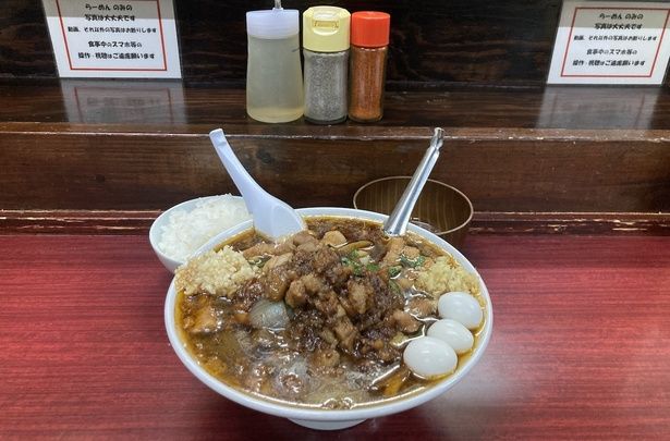 生玉子、小ライスが付いた「スタ満セット」(1180円)。レンゲ2本を付けて“鬼”を表現