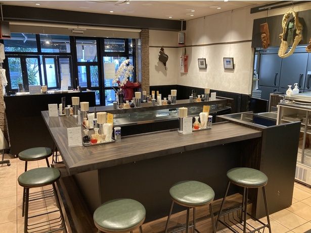 店内を改装し、1人でも気軽なカウンターメインに。週替わりでテイクアウトメニューがお得になるフェアも実施